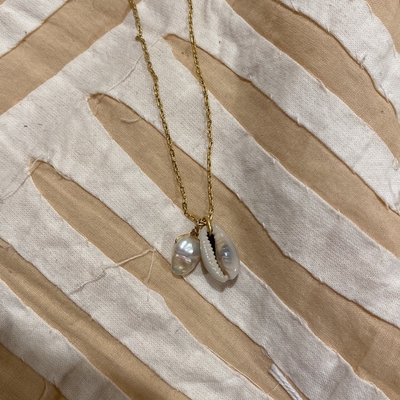 dainty gold chain w pearl and mini shell - Picture 2 of 2
